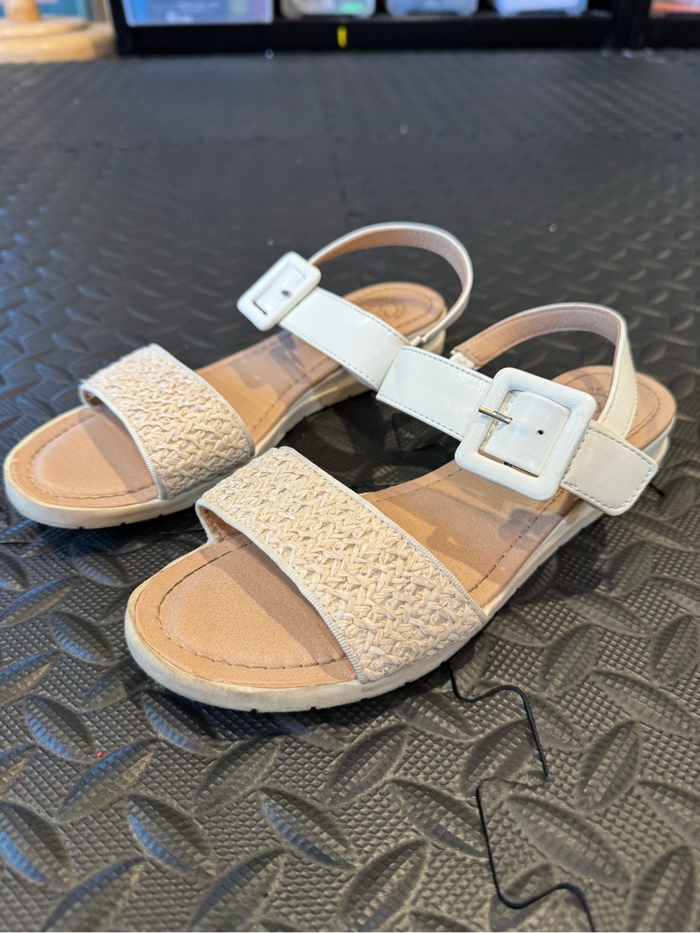 Junior Girls white mountain sandals sz 3